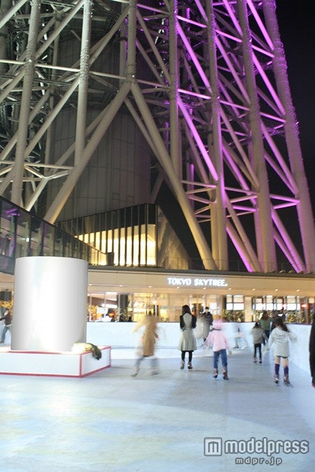 夜間も楽しめるアイススケートリンク