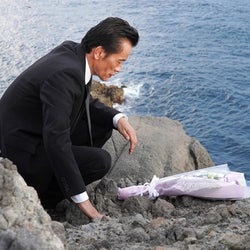 実は高所恐怖症!遠藤憲一、高さ50mの“断崖ロケ”に挑む『それぞれの断崖』