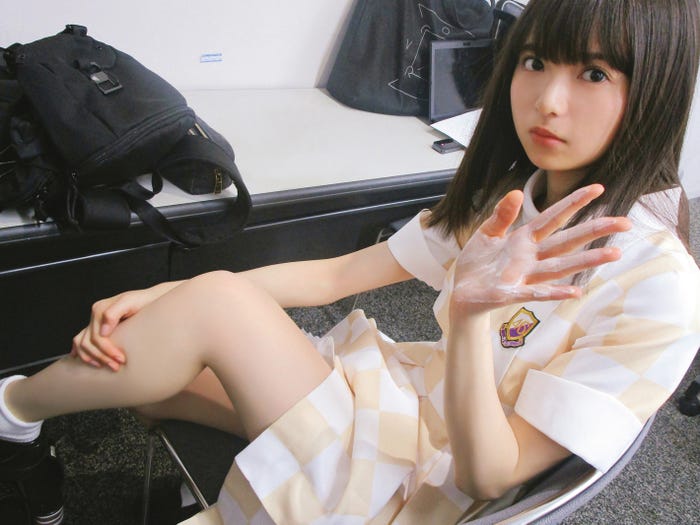 脚にボディクリームを塗って準備中の齋藤飛鳥(撮影/秋元真夏)(提供写真)