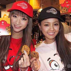 クッキーショップ「クッキータイム」のオープンイベントに出席した（左より）秋田絵梨子、今泉宏美