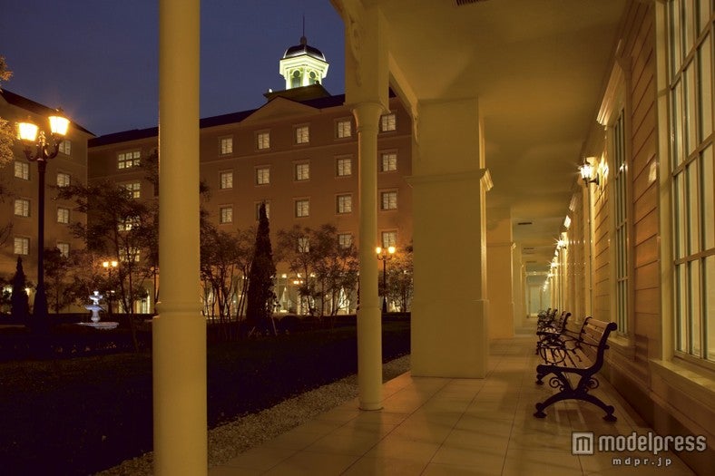 ファウンテンテラスホテルの中庭(C)Disney