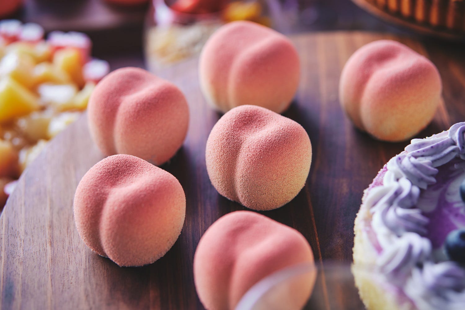 コンラッド大阪で桃主役のスイーツビュッフェ、人気のアイスづくりコーナーも設置