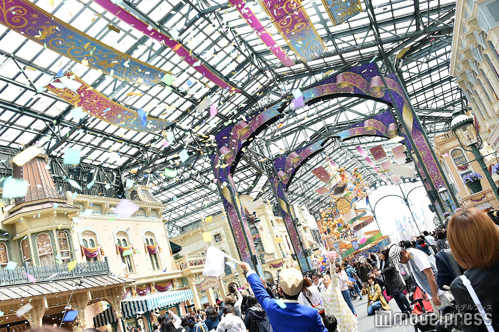 セレブレーションストリート／紙吹雪が舞うスペシャルバージョン（C）モデルプレス（C）Disney