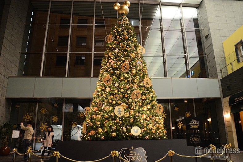 ミッキーとその仲間たちをイメージしたクリスマスツリー