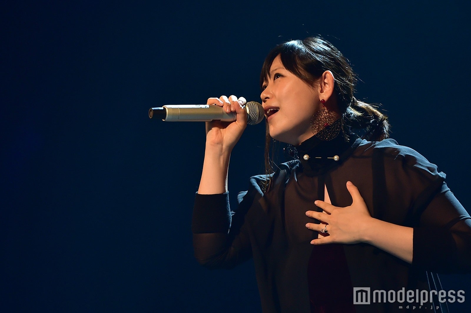 絢香、出産を経て再び紅白のステージに 名曲「三日月」で美声届ける＜紅白本番＞