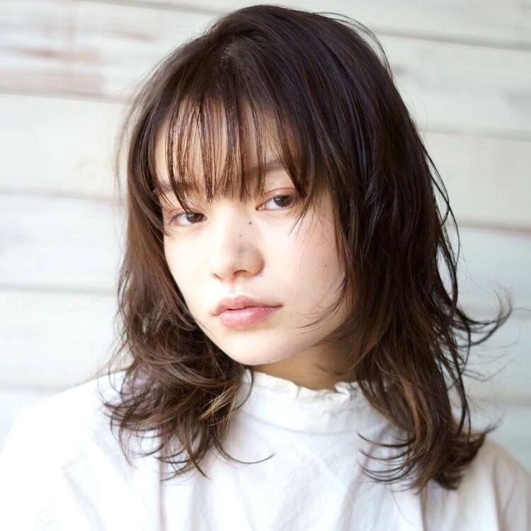 40代のぽっちゃりさんに似合うウルフカット 髪型で叶える小顔ヘアスタイル モデルプレス 40代のぽっちゃりさんに似合うウルフカット 髪型で叶える小顔ヘアスタイル モデルプレス