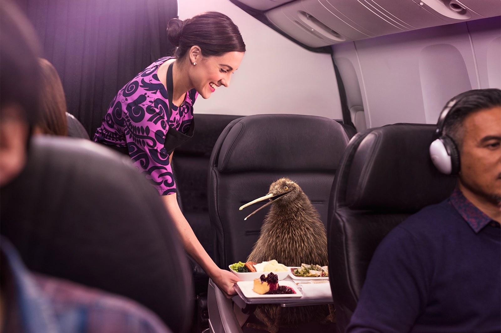 食欲をそそる美味しそうな機内食に喜ぶピート（提供写真）