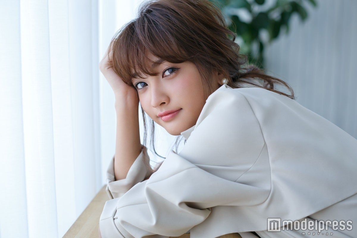 印象的な瞳で視線を独り占め！／モデル：安井レイ