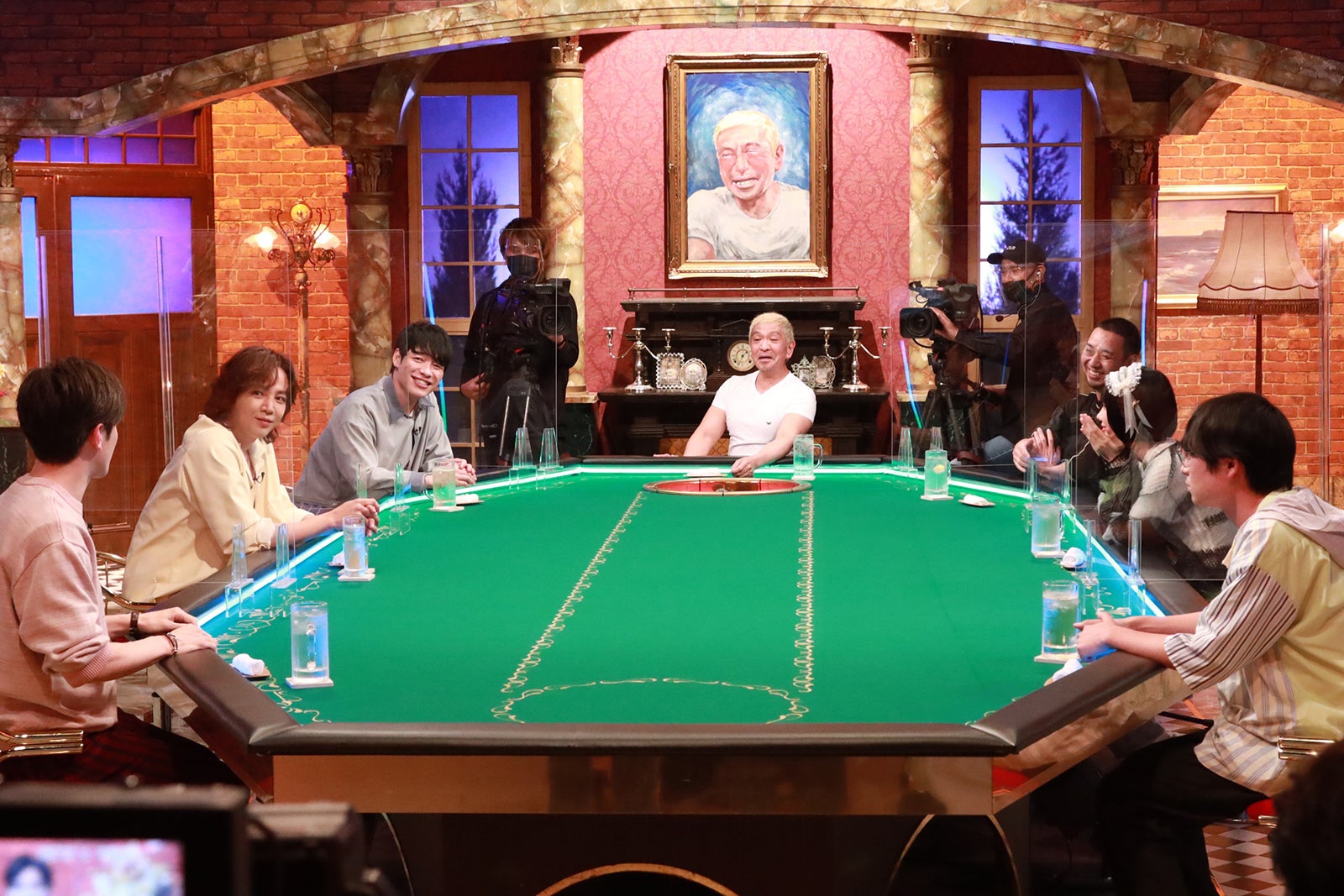 （左手前から時計回りに）ウエンツ瑛士、チャン・グンソク、川島明、松本人志、大悟、あの、水川かたまり （C）フジテレビ