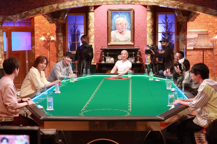 (左手前から時計回りに)ウエンツ瑛士、チャン・グンソク、川島明、松本人志、大悟、あの、水川かたまり (C)フジテレビ