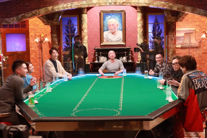 (左手前から時計回りに)杉谷拳士、川島海荷、濱家隆一、松本人志、山内健司、コロッケ、りんたろー。(C)フジテレビ