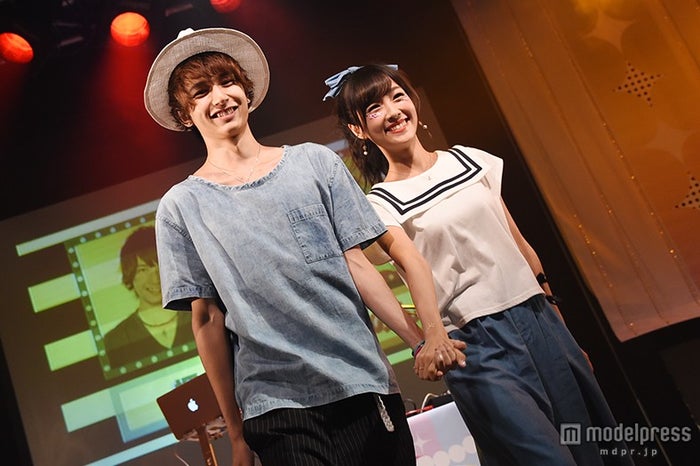 Popteen まえのん 楓がキュートな手つなぎランウェイ 爽やかカップルコーデ披露 モデルプレス