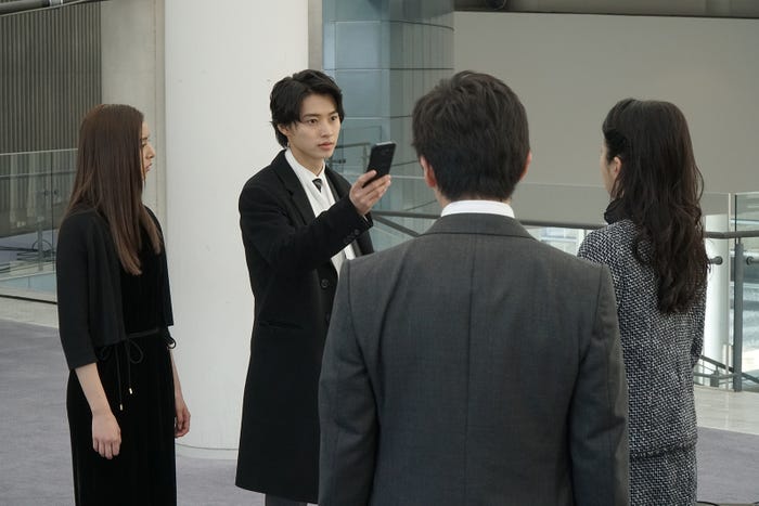 新田真剣佑、山崎賢人/「トドメの接吻」第7話より(C)日本テレビ