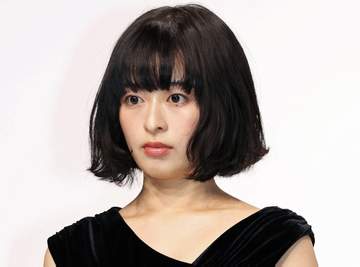 「たまらん！」森七菜 韓国での黒キャミドレス×デコ出し姿に「べりべりびゅーてぃー」「きらきらしてる」