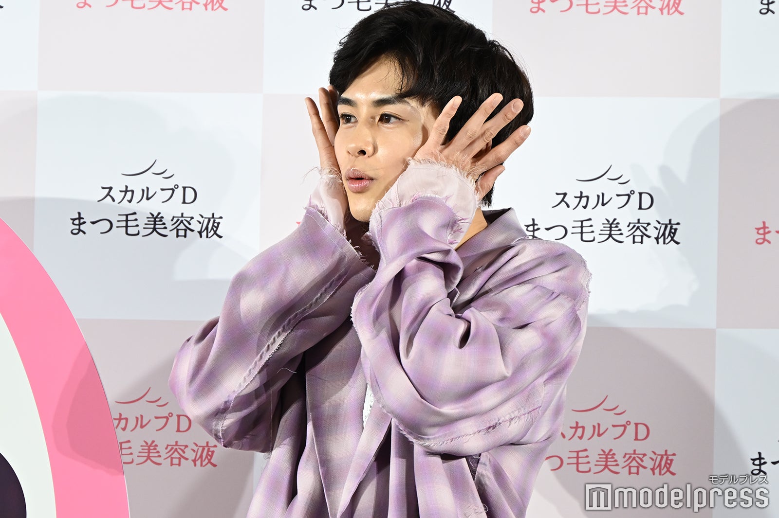 調べた口角を上げるトレーニングをする草川拓弥（C）モデルプレス