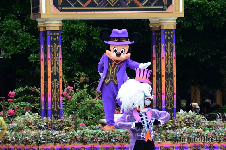 「ニューヨーク・ハロウィーン・フォリーズ」スケルトンのダンサーとミッキー