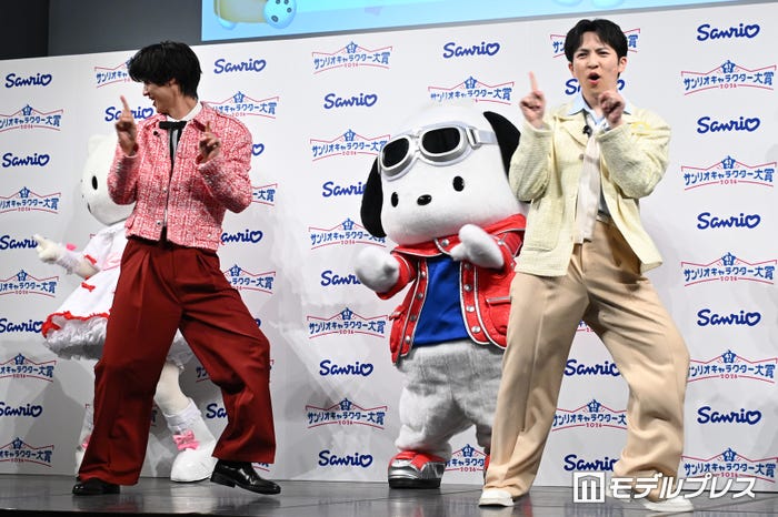 「爆裂愛してる」を披露する曽野舜太、吉田仁人(C)モデルプレス