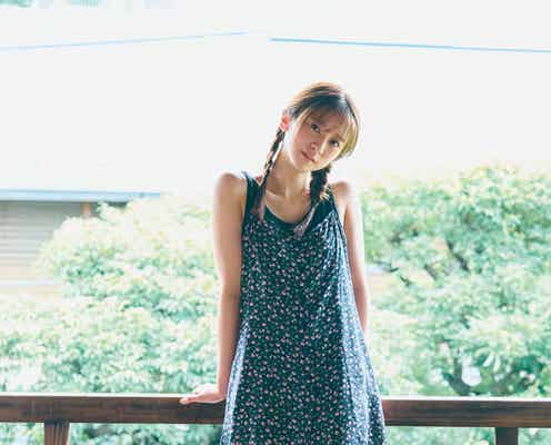乃木坂46菅原咲月、ミニ丈キャミワンピ姿で魅了
