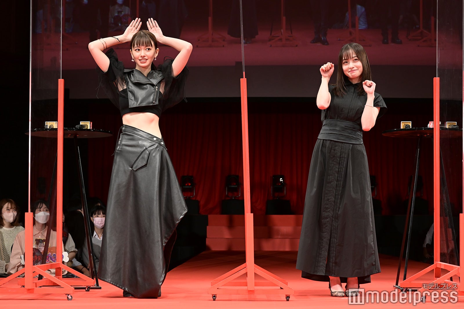 山本舞香、橋本環奈（C）モデルプレス