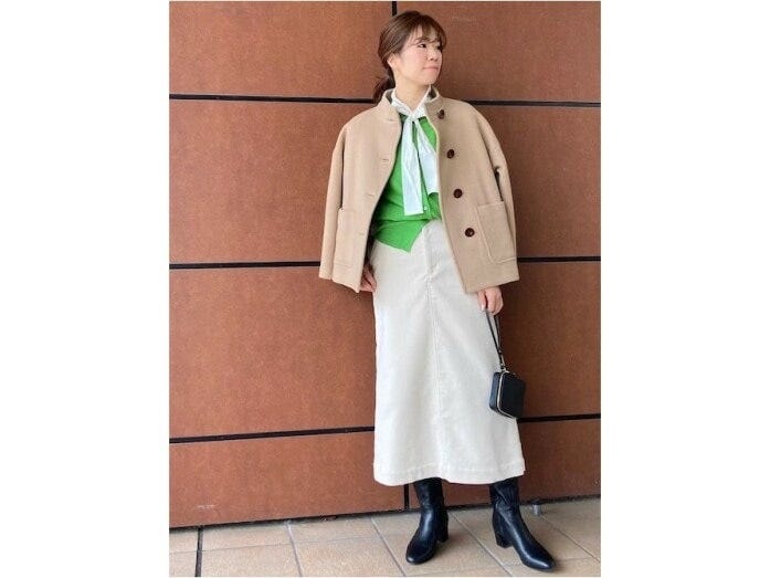 エレガントなイメージのボウタイブラウスは、カーディガンなどとの重ね着も楽しめます　出典：WEAR