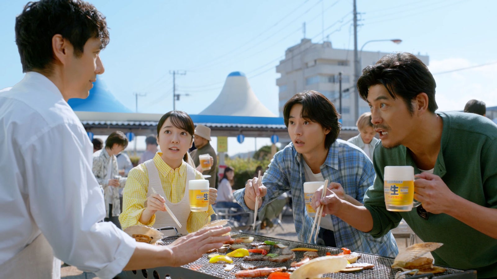 山崎賢人・上白石萌音・坂口憲二・西島秀俊、新CMで息ぴったり BBQでビール堪能