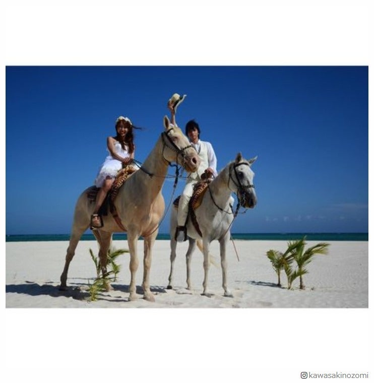 川崎希、結婚8年目迎え“お手製ウェディングドレス”ショット披露