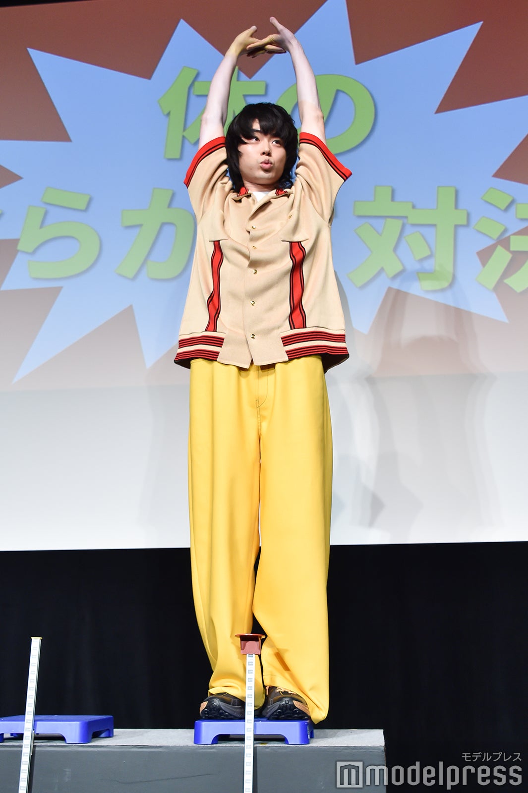 菅田将暉、前屈にチャレンジすることになり伸び（C）モデルプレス