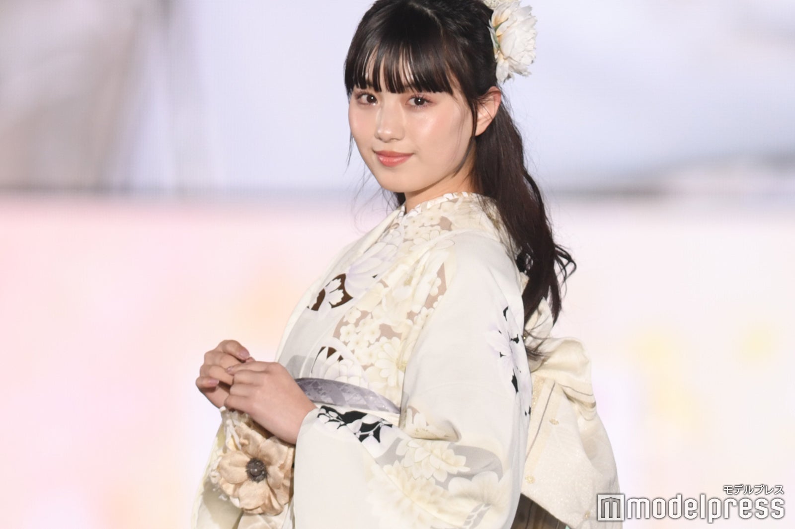 鶴嶋乃愛、オールホワイト振袖で爽やかに＜関コレ2022S／S＞