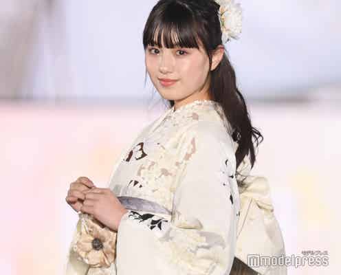 鶴嶋乃愛、オールホワイト振袖で爽やかに<関コレ2022S/S>