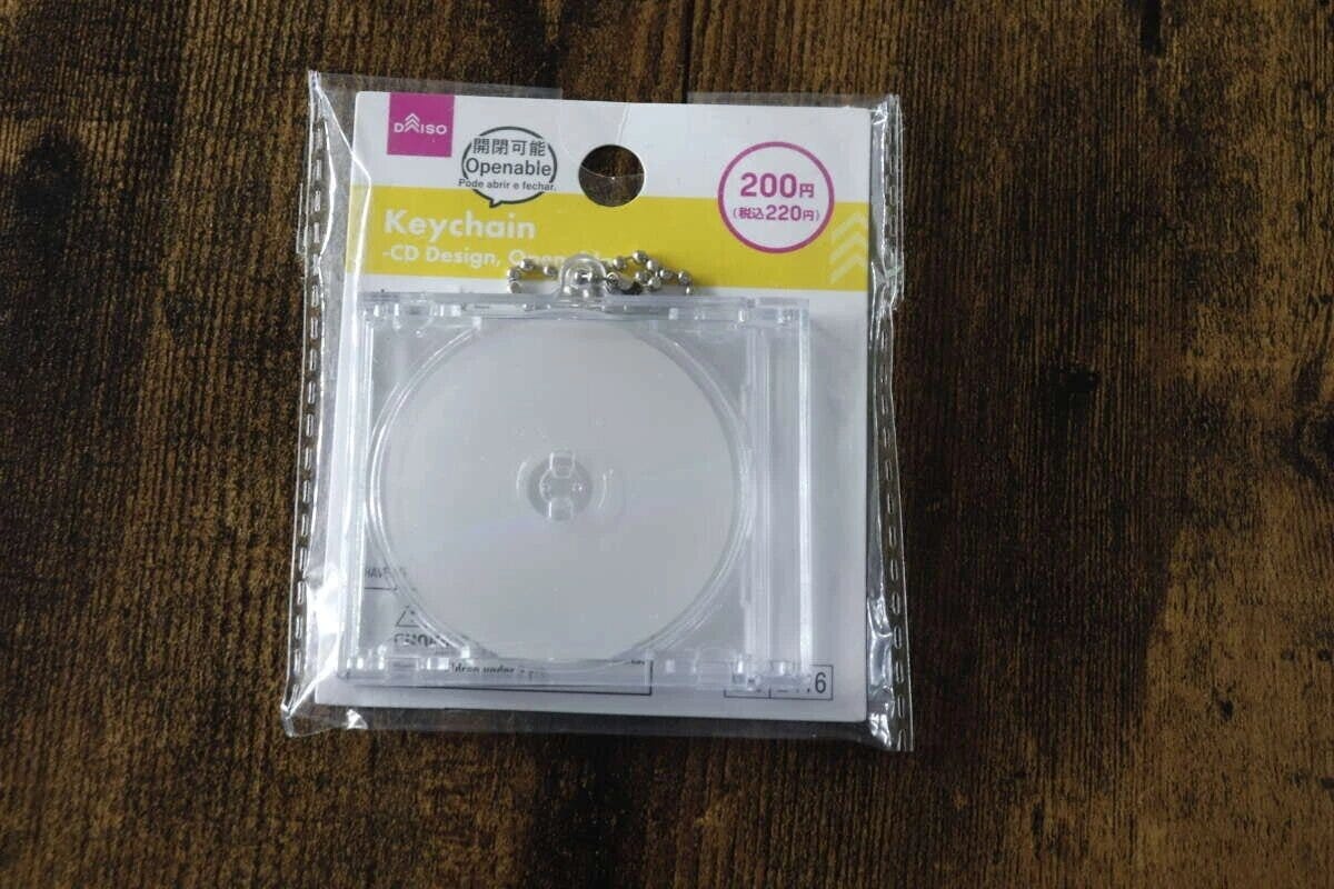 ダイソーのタグが付いたCDケース型キーホルダーが袋に入っている