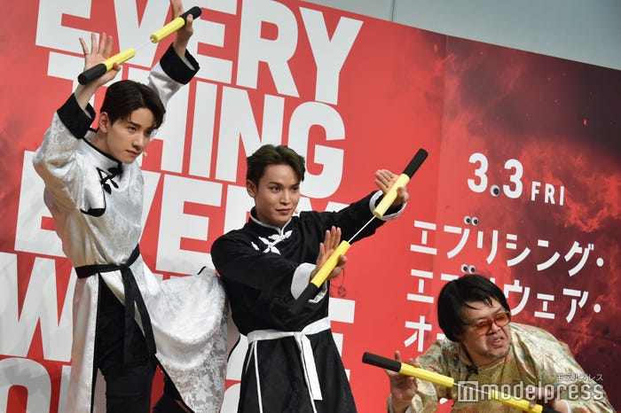 ヌンチャクアクションを披露した佐藤景瑚、與那城奨、くっきー!(C)モデルプレス