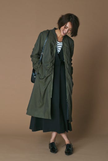 チェスターコート ¥11,102/ZARA(ザラ・ジャパン) Vネックカットソー ¥13,000/Sov.(フィルム) プリーツスカート ¥12,000/スローブ イエナ(スローブ イエナ 渋谷店) ピアス ¥9,500/imac スタッズ付きバッグ ¥23,500/ニコリ(スピック&スパン ルミネ有楽町店) ショートブーツ ¥76,000/ペリーコ(ノーブル スピック&スパン ルミネ新宿店)(C)TOPLOG