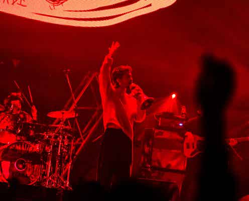 King Gnu、トップバッターで降臨 勢い止まらぬパフォーマンスに熱気渦巻く<バズリズム LIVE 2019>