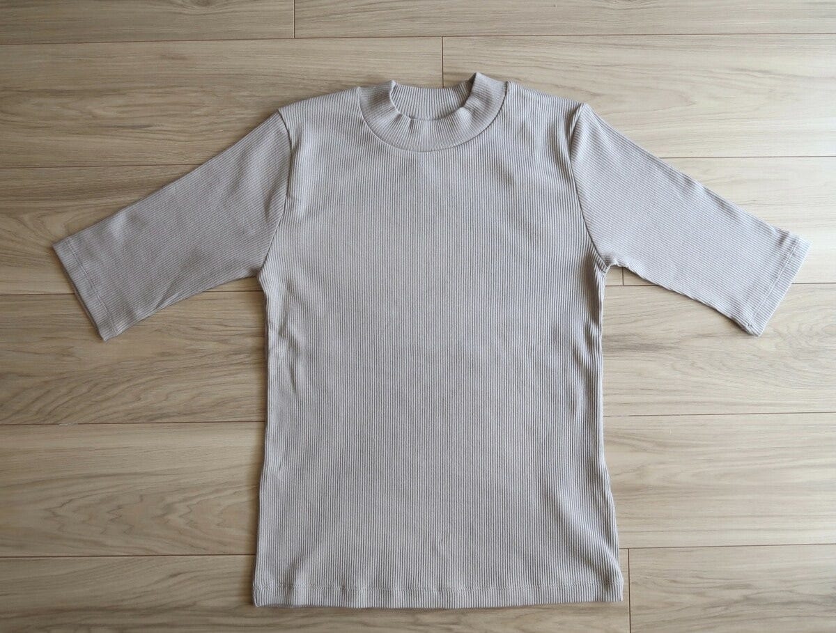 無印良品　ストレッチリブ編みハイネック五分袖Tシャツ　1990円（税込）（9月15日現在）