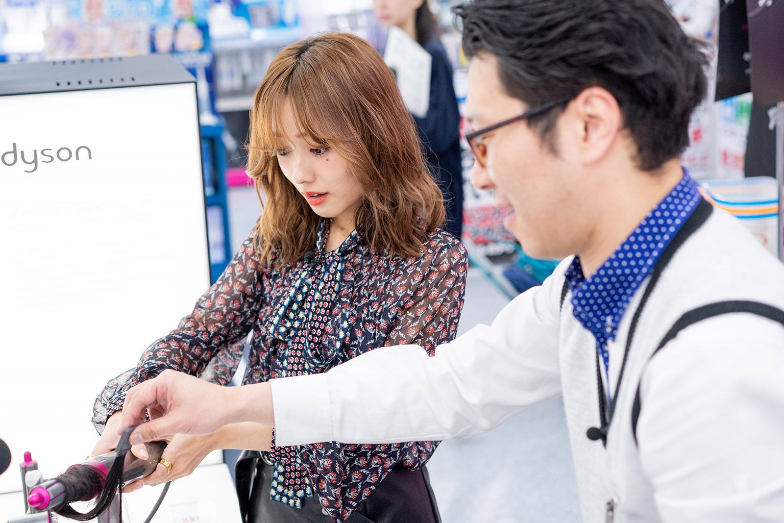 店員さんとカワイイ家電探し （写真提供：MBS）