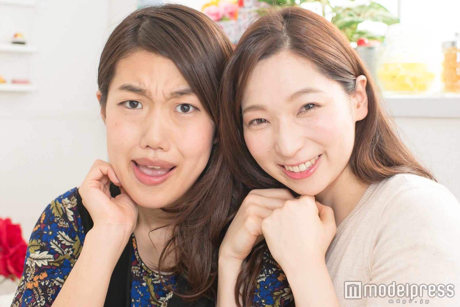 （左から）横澤夏子、鶴愛佳（C）モデルプレス