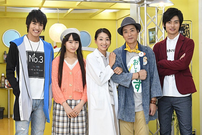 （左から）湊イサミ（小池亮介）、湊アサヒ（其原有沙）、湊ミオ（眞鍋かをり）、湊ウシオ（山崎銀之丞）、湊カツミ（平田雄也）（C）円谷プロ（C）ウルトラマンR／B製作委員会・テレビ東京