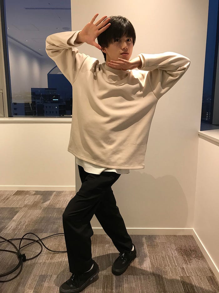 学校で流行中の“ジョジョ立ち”をする奥智哉(写真提供:所属事務所)