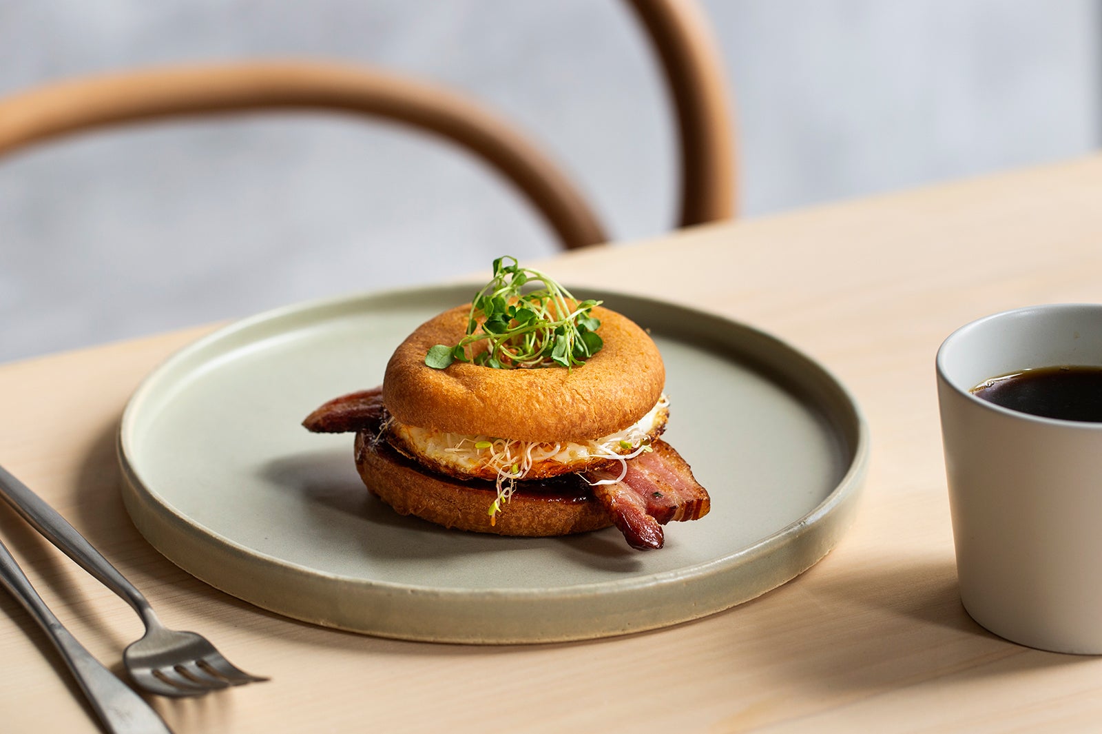 テリヤキベーコンエッグ￥750（税抜）／画像提供：ストライプインターナショナル