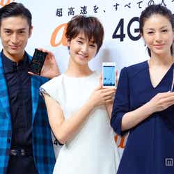 「au新商品発表会」に出席した(左から)伊勢谷友介、剛力彩芽、井川遥