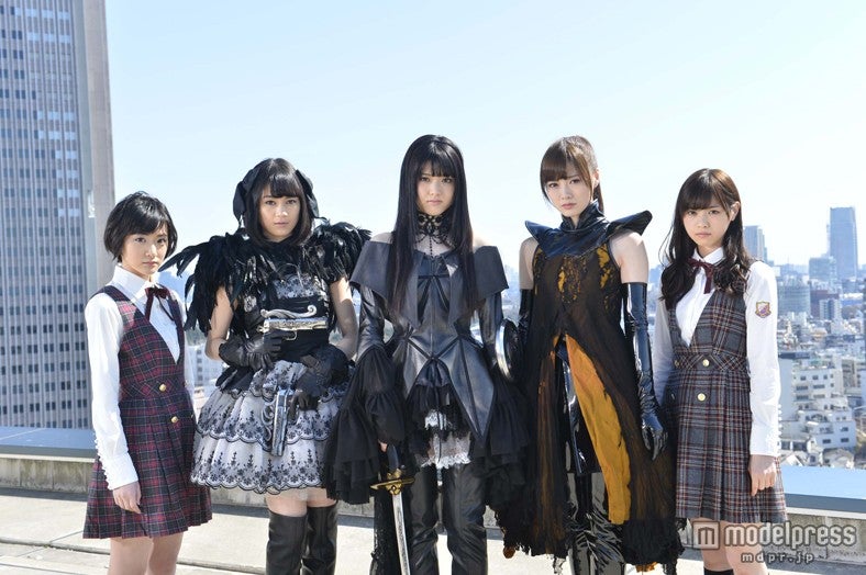 乃木坂46、キュートなコスチュームで「まどマギ」実写版を披露