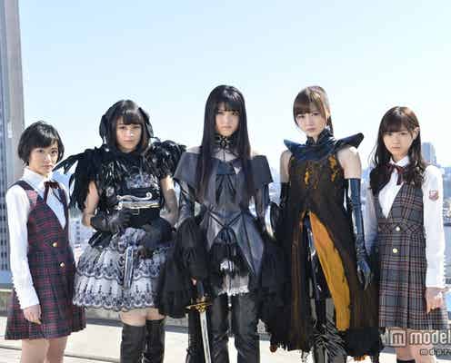 乃木坂46、キュートなコスチュームで「まどマギ」実写版を披露