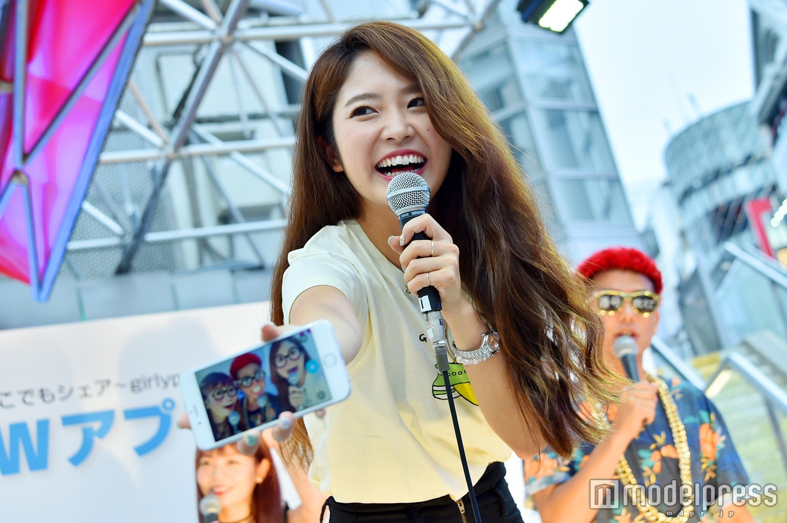 3人でセルフィーした写真を披露（C）モデルプレス