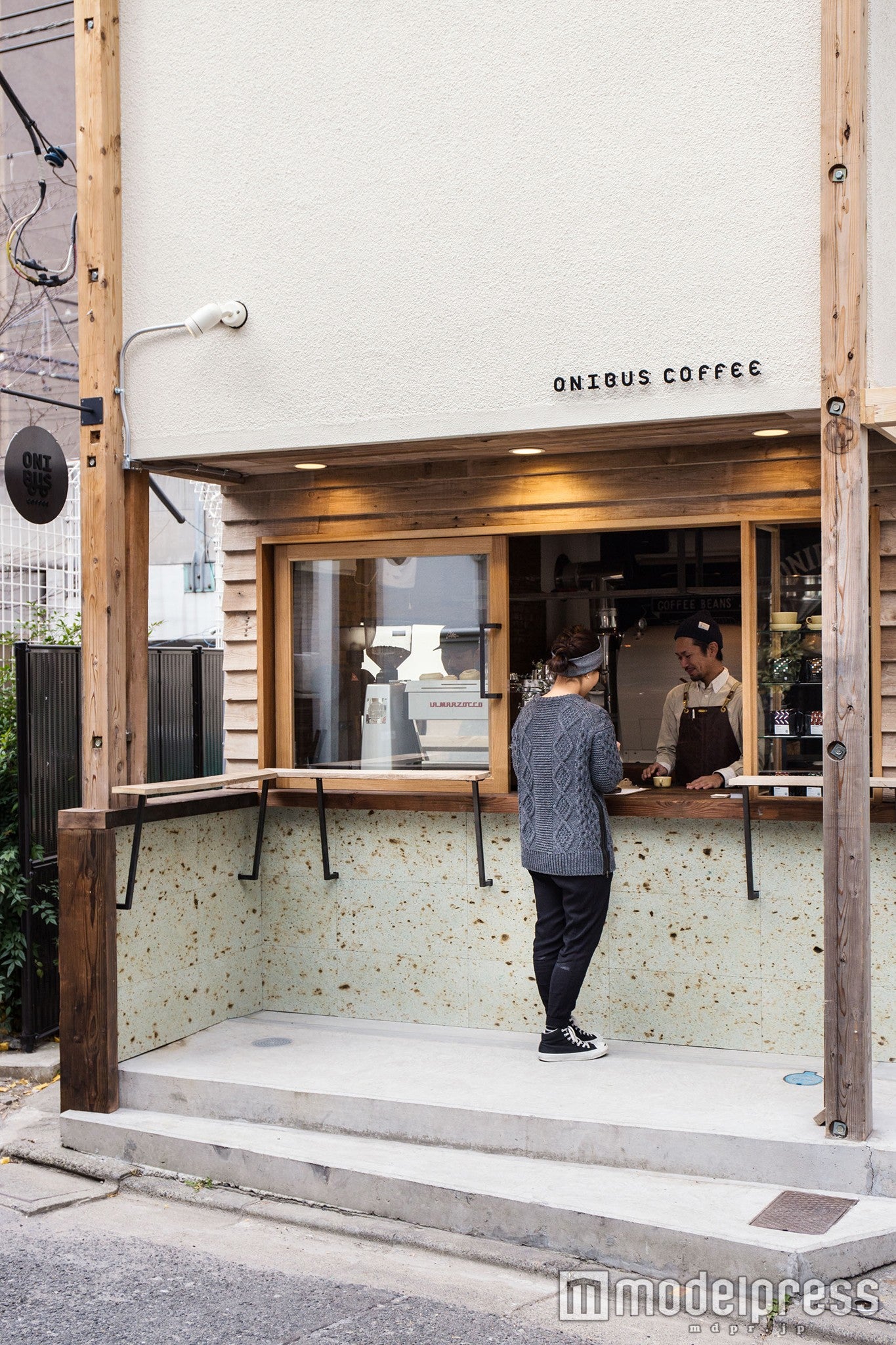 「ONIBUS COFFEE」外観／画像提供：ONIBUS COFFEE