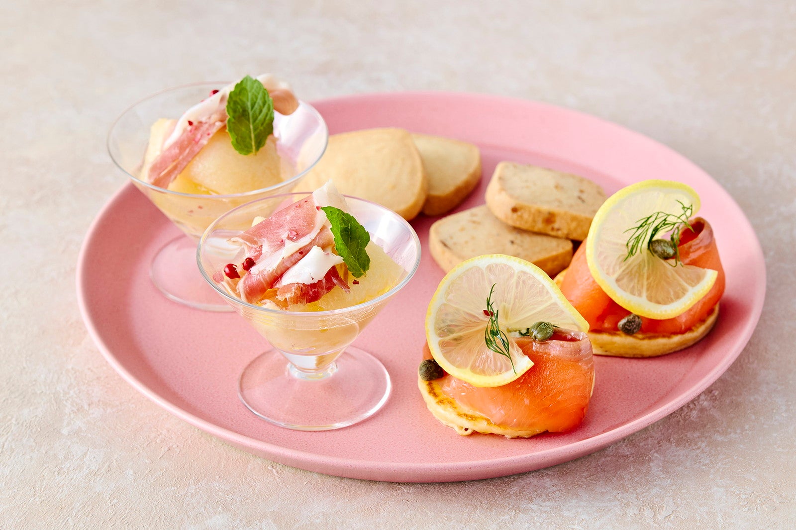 下段　ミニパンケーキとスモークサーモンにレモンの酸味が効いたシトロンブリニ／提供画像