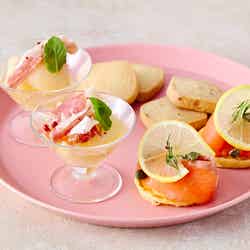 下段 ミニパンケーキとスモークサーモンにレモンの酸味が効いたシトロンブリニ/提供画像