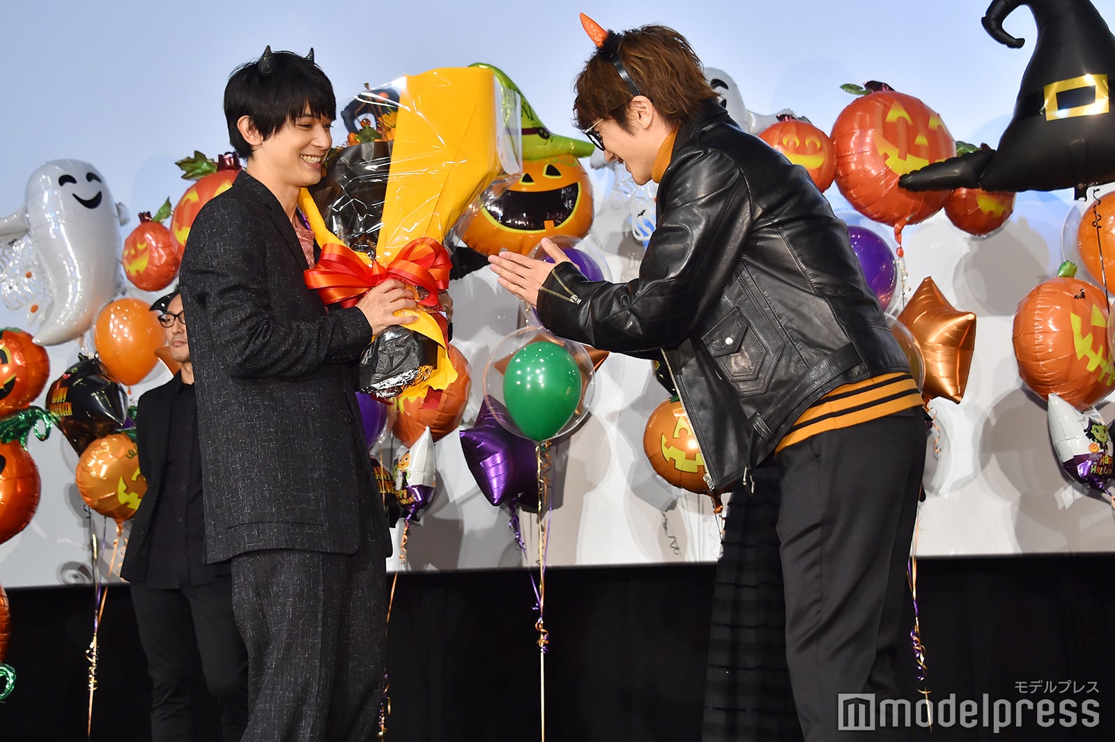 Nissy、吉沢亮に花束を贈る （C）モデルプレス