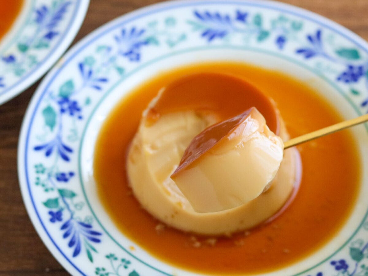 花柄の皿に盛り付けた完成品の豆乳プリンにスプーンを添えた様子