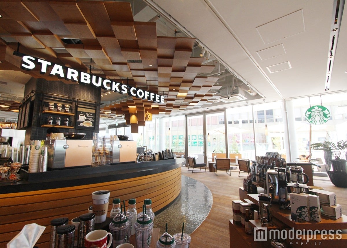 スターバックスのドリンクを飲みながら本を楽しめるBOOK＆CAFEスタイル
／画像提供：カルチュア・コンビニエンス・クラブ