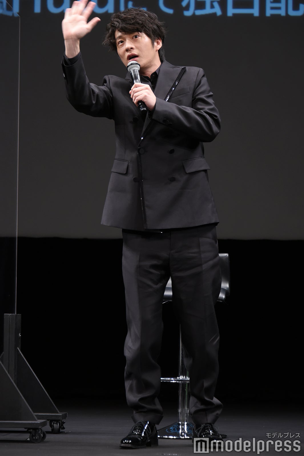 手を振る田中圭（C）モデルプレス